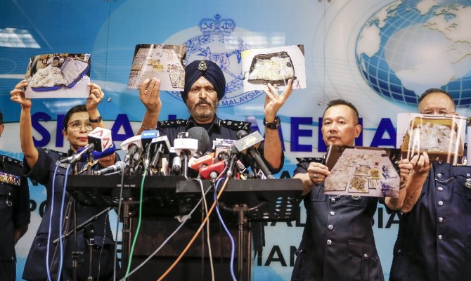 Eski Başbakan’ın evinden çıkan mücevherleri gösterdiler