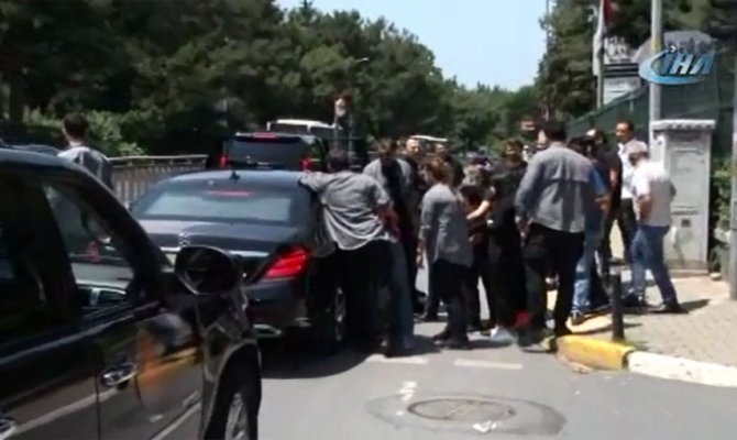 Erdoğan kendisini bekleyen vatandaşlarla sohbet etti