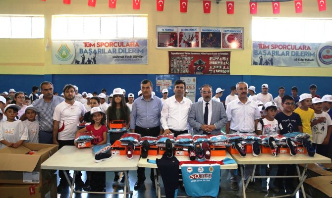  Yaz spor okullarına katılan öğrencilere malzeme desteği 