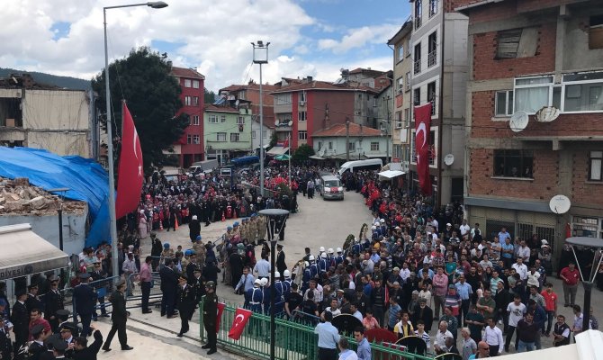 Şehit cenazesinde CHP çelengini parçaladılar