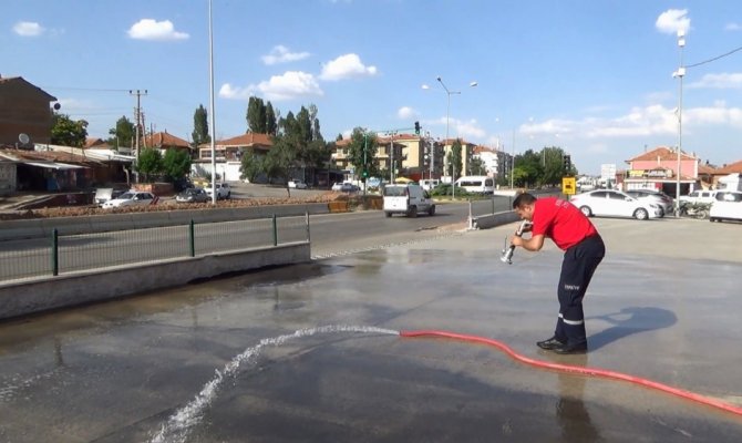 İtfaiye erinin hortumla dansı izlenme rekoru kırdı