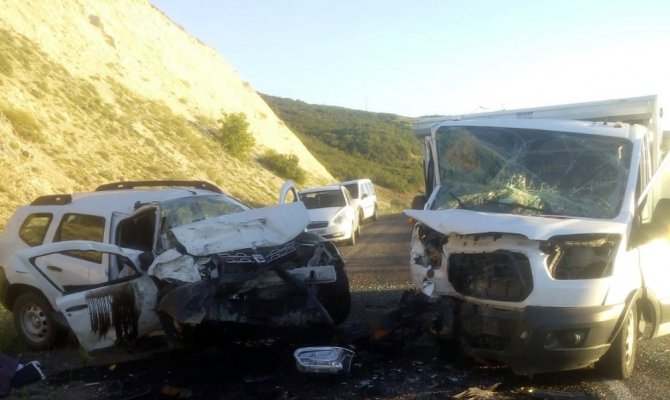Elazığ’da araçlar kafa kafaya çarpıştı: 2 ölü, 1 yaralı