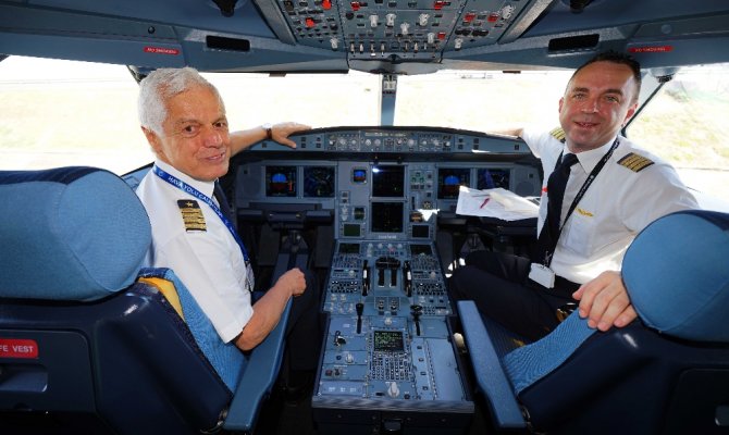 45 yıllık uçuş kariyerini pilot oğluyla noktaladı
