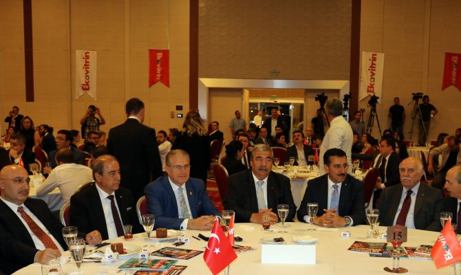 Konukoğlu’na  “türkiye’de Yılın Vakıf İnsanı” Ödülü Verildi