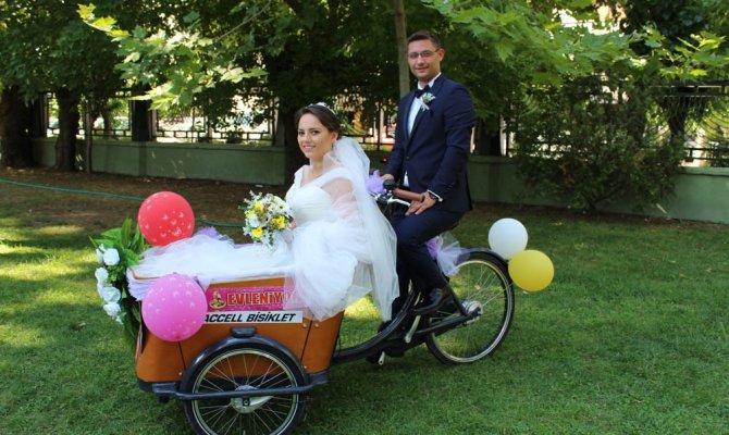 Gelin ve damat nikaha bisikletle geldi