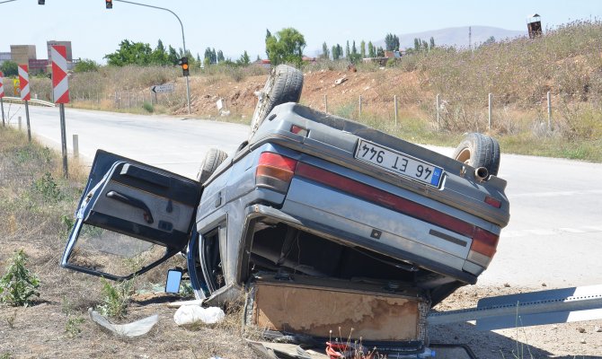 Takla atan otomobildeki 4 kişilik aile ölümden döndü 