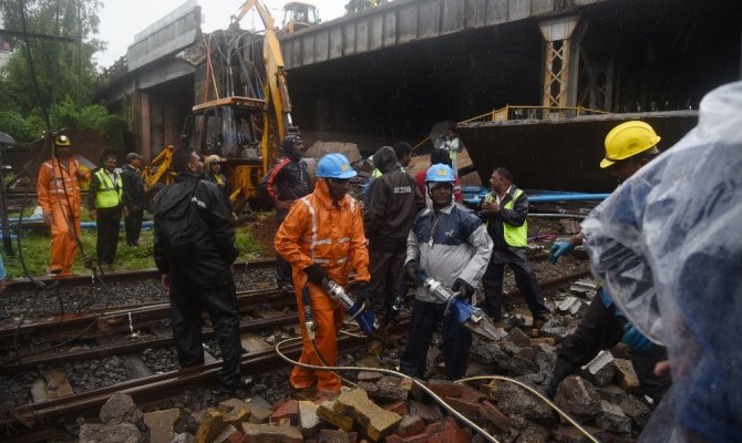 Hindistan’da üst geçit çöktü: 6 yaralı