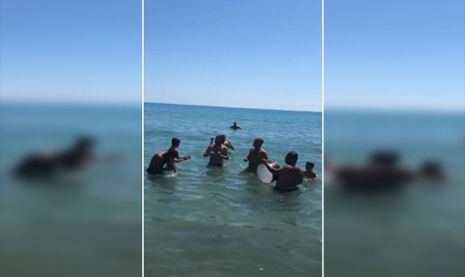 Denizde davul zurnalı eğlence
