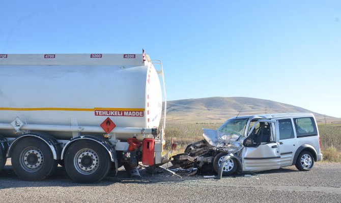 Akaryakıt tankerine arkadan çarpan kamyonetin sürücüsü yaralandı   