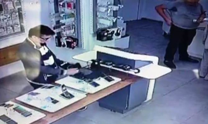 Tablet hırsızı önce kameraya sonra polise yakalandı
