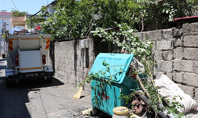 Evden kamyon kamyon çöp çıktı!