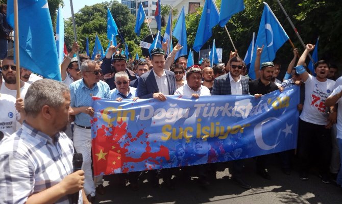 Çin Konsolosluğu önünde katliam protestosu