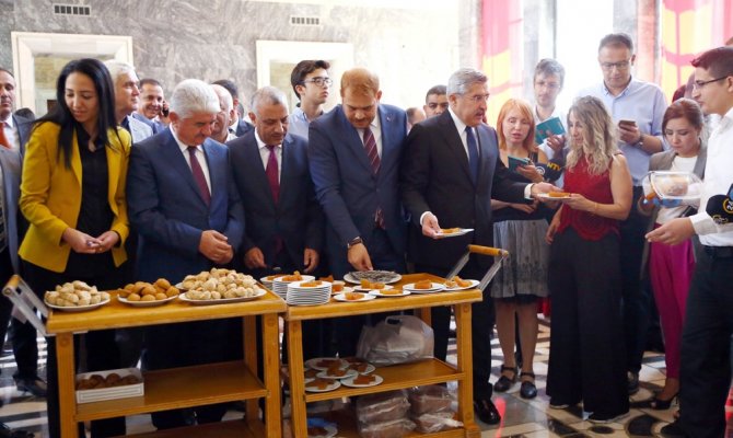 Vekiller TBMM'yi yöresel pastaneye çevirdi