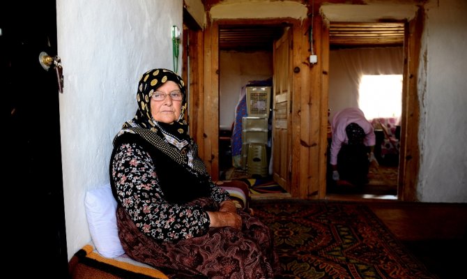 50 yıldır dağ köyünde yalnız yaşıyor
