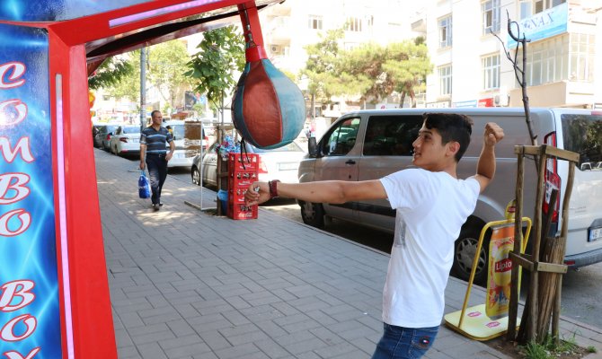 Kahramanmaraşlılar boks makinesiyle stres atıyor