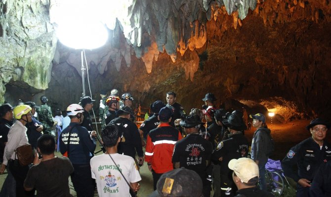 "Mağarada mahsur kalanları çıkarmak için tüm yollar tehlikeli"