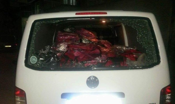 Mıcırlar araçların camlarını kırıyor