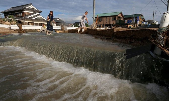 Japonya'daki sel ve toprak kaymaları nedeniyle ölenlerin sayısı 100'e çıktı