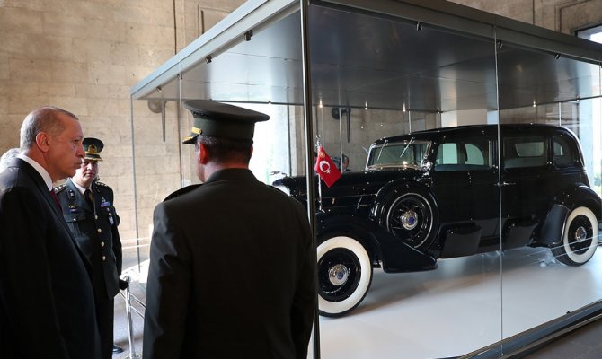 Atatürk’ün restore edilen otomobilini inceledi