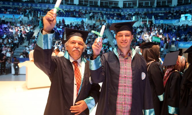 64 yaşındaki doktor baba, bir de oğlu ile mezun oldu