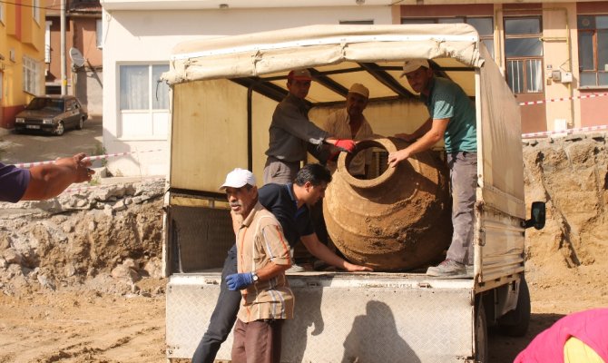 Tarihi caminin hafriyatında dev küp bulundu