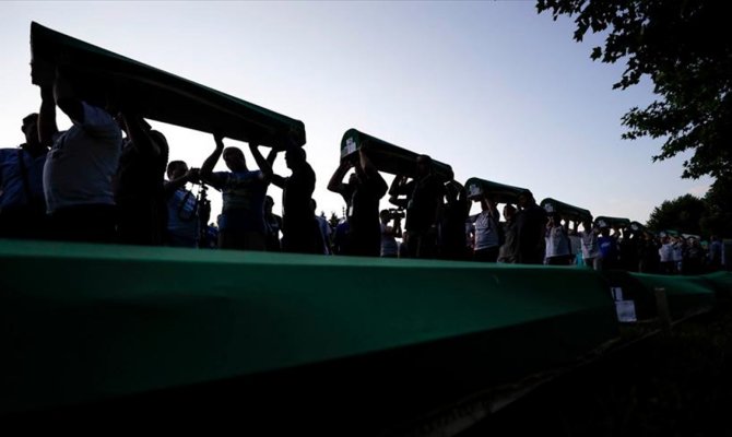 Soykırım kurbanlarının cenazeleri anıt mezarlığa taşındı