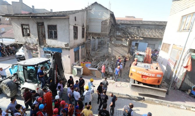Tarihi Peynirciler Çarşısı’nda göçük: 1 ölü, 4 yaralı