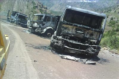 Teröristler kamyonetleri yaktılar