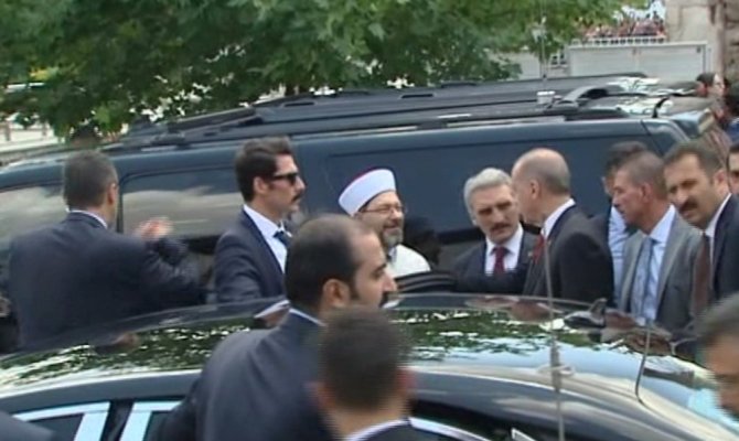 Erdoğan cuma namazını bakanlarla beraber kıldı