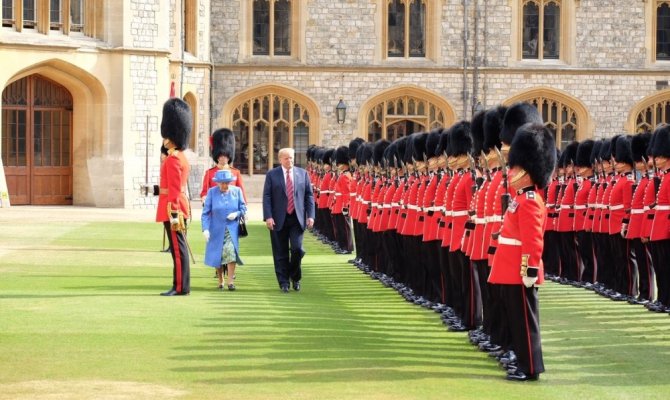 Trump, Kraliçe Elizabeth ile bir araya geldi