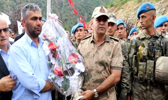 Kahraman askerler güllerle, dualarla karşılandı