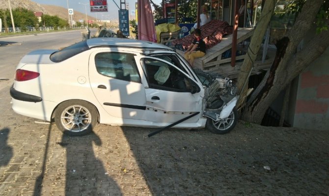 Kahramanmaraş'ta otomobil, kamyonete çarptı: 1 ölü, 3 yaralı