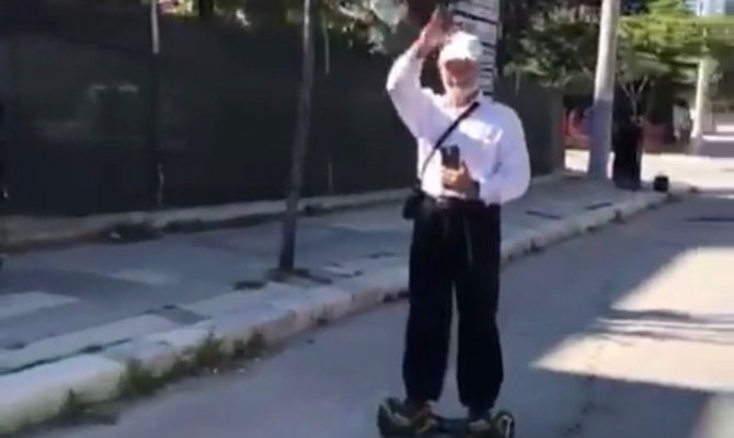 Yaşlı adamın ’hoverboard’ keyfi
