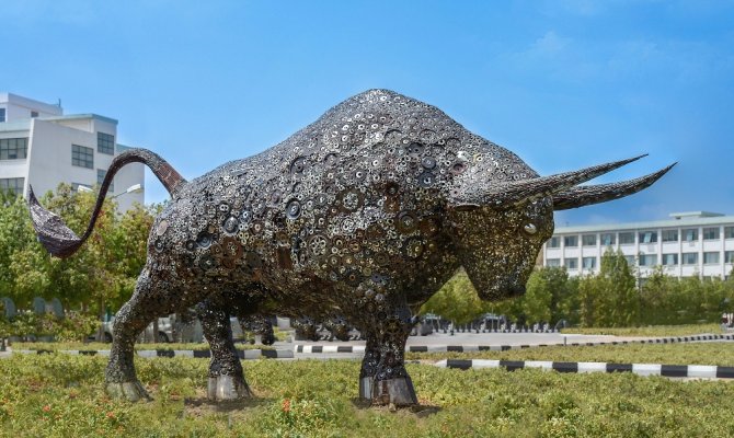 2 tonluk metal boğa sanatseverlerin ilgisini çekiyor