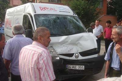 Otomobille kamyonet çarpıştı: 4 yaralı