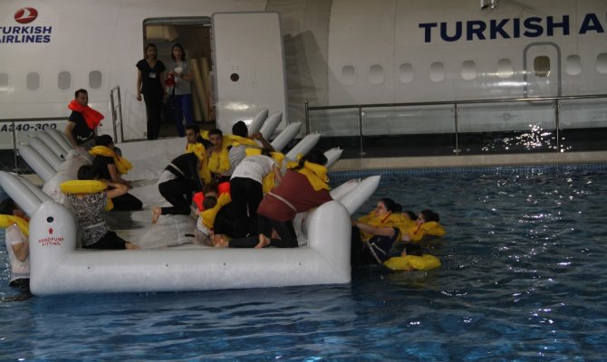 THY Kabin memurlarına havuzda eğitim