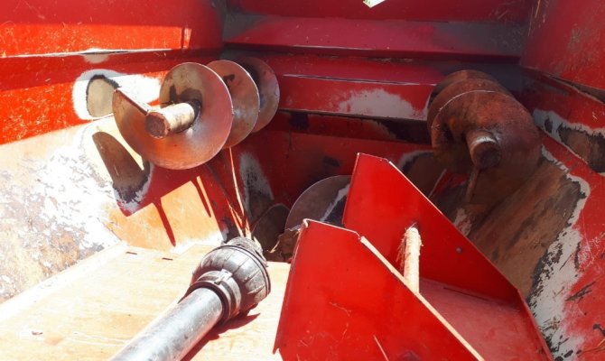 Yem karma makinesine düştü, hayatını kaybetti