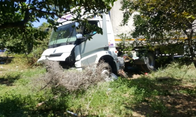 Karşı şeride geçen tır motosikletli kuryeyi ezdi
