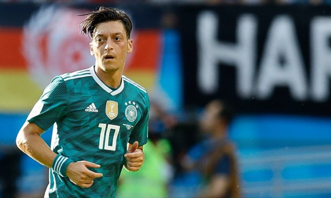 Mesut Özil'in kararı Almanya'daki tartışmaları alevlendirdi
