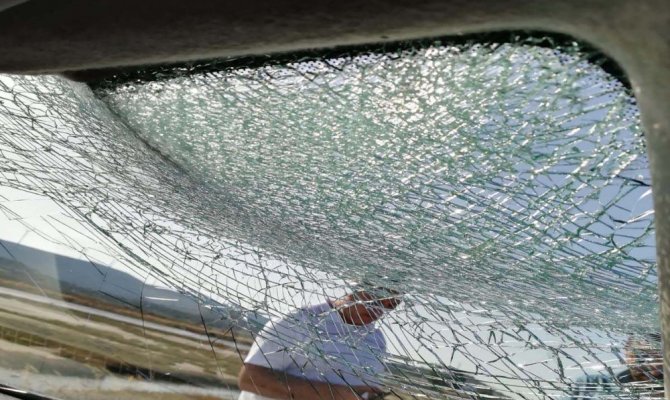 Fazla alçalan uçak gazetecilerin aracına çarptı