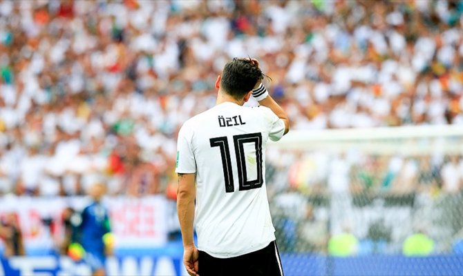 Dünyaca ünlü futbolculardan Mesut Özil'e destek