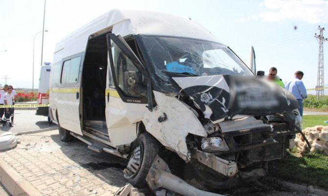 Servis minibüsü ile otomobil çarpıştı: 8 yaralı