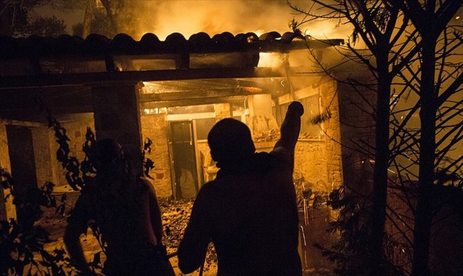 Yunanistan'daki orman yangınlarında en az 49 kişi öldü