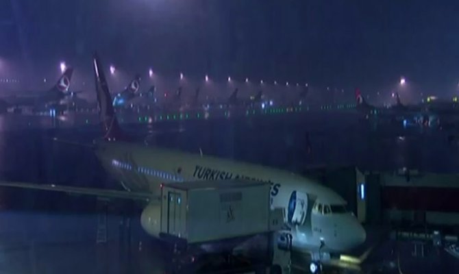 Yağmur hava trafiğini aksattı