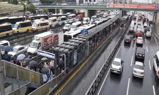 Yağmur trafiği olumsuz etkiliyor
