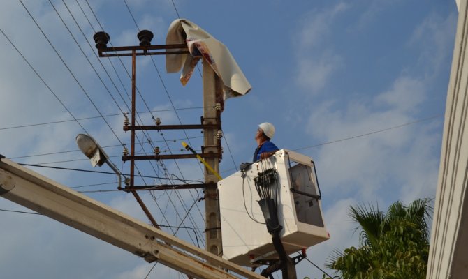 Balkondan uçan halı elektrik tellerine takıldı
