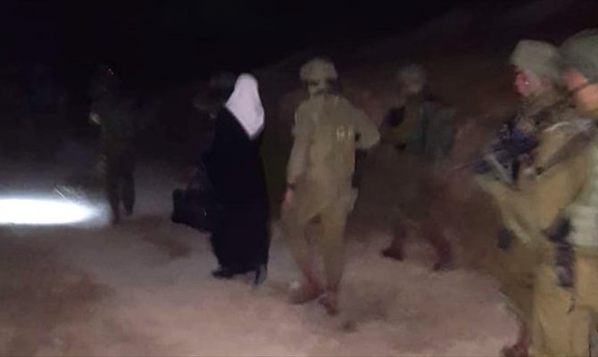 İsrail, Filistinli kadın yazarı 'kaba bir şekilde' sorguluyor