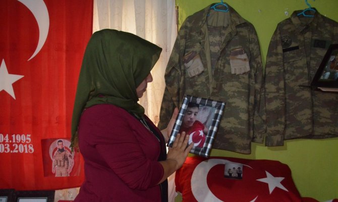 Şehit oğlunun eşyalarını odasında muhafaza ediyor