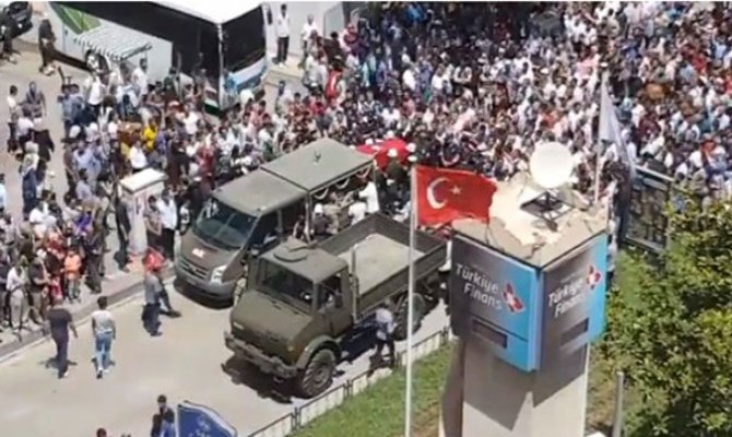 Şehidin naaşı geçerken duygulandıran görüntü