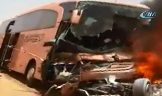 Türk hacı adaylarının otobüsü yandı: 2 ölü, 1 yaralı